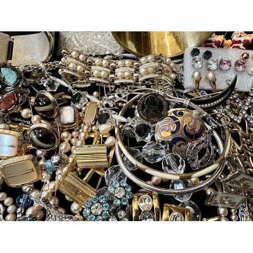 382 - Collection of Costume Jewellery, comprising beads, pearls, crystal necklaces, brooches, bracelets, b... 