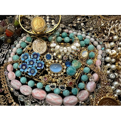 386 - Collection of Costume Jewellery, comprising beads, pearls,  necklaces, brooches, bracelets, beads, e... 