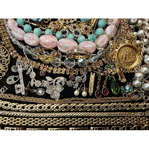 386 - Collection of Costume Jewellery, comprising beads, pearls,  necklaces, brooches, bracelets, beads, e... 