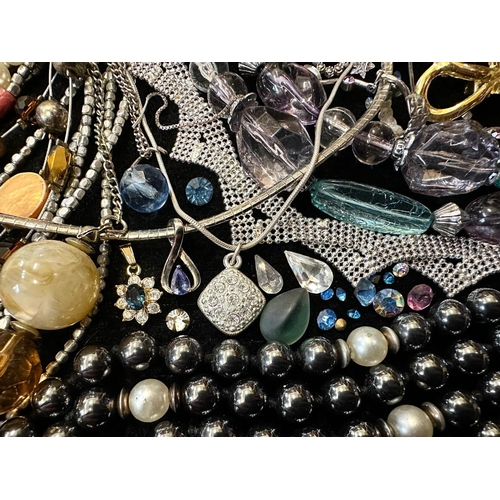 387 - Collection of Costume Jewellery, comprising beads, pearls,  necklaces, brooches, bracelets, beads, e... 