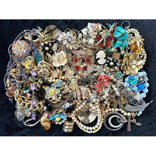 397 - Collection of Quality Costume Jewellery including chains, pearls, pendants, beads, earrings, rings, ... 