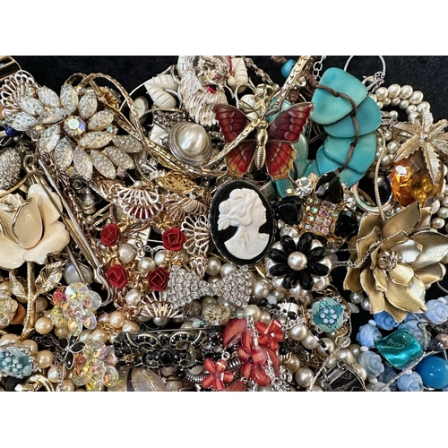 397 - Collection of Quality Costume Jewellery including chains, pearls, pendants, beads, earrings, rings, ... 