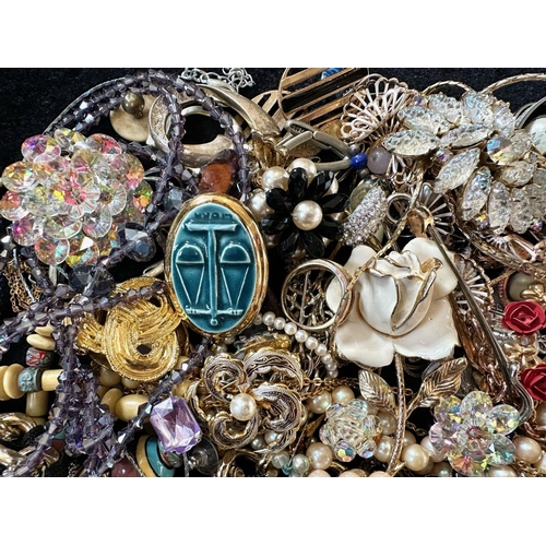 397 - Collection of Quality Costume Jewellery including chains, pearls, pendants, beads, earrings, rings, ... 