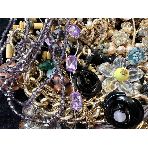 397 - Collection of Quality Costume Jewellery including chains, pearls, pendants, beads, earrings, rings, ... 