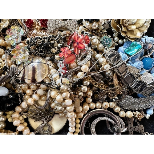 397 - Collection of Quality Costume Jewellery including chains, pearls, pendants, beads, earrings, rings, ... 