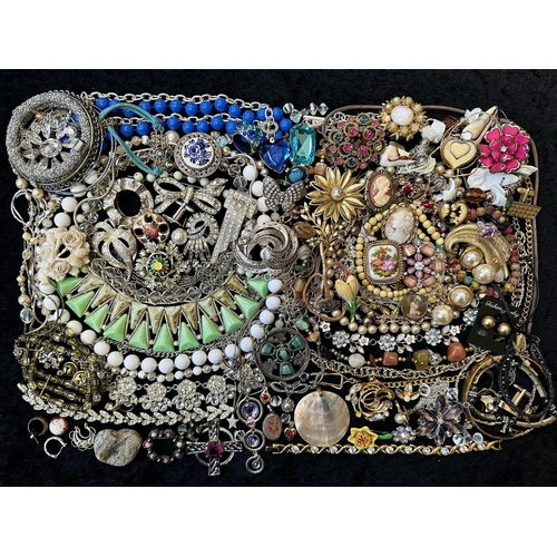 400 - Collection of Quality Vintage Costume Jewellery, comprising bangles, bracelets, chains, collars, bro... 