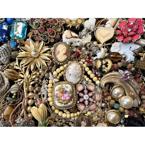 400 - Collection of Quality Vintage Costume Jewellery, comprising bangles, bracelets, chains, collars, bro... 