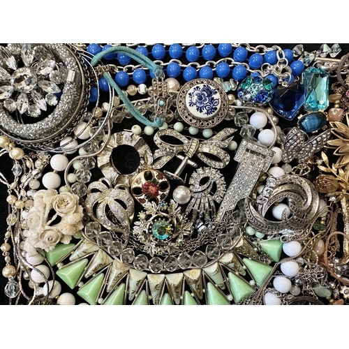 400 - Collection of Quality Vintage Costume Jewellery, comprising bangles, bracelets, chains, collars, bro... 