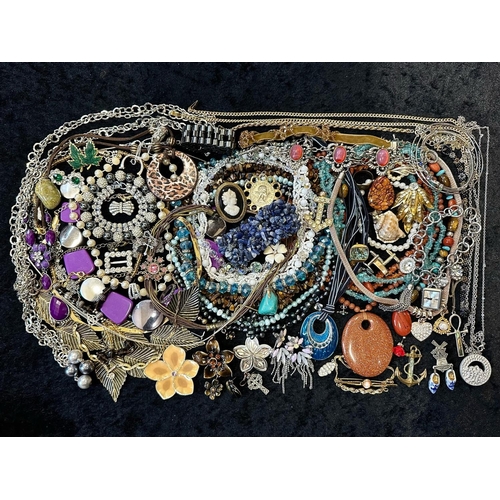 401 - Collection of Quality Vintage Costume Jewellery, comprising bangles, bracelets, chains, collars, bro... 