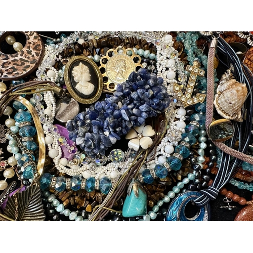 401 - Collection of Quality Vintage Costume Jewellery, comprising bangles, bracelets, chains, collars, bro... 