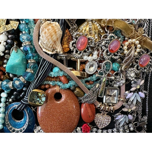 401 - Collection of Quality Vintage Costume Jewellery, comprising bangles, bracelets, chains, collars, bro... 