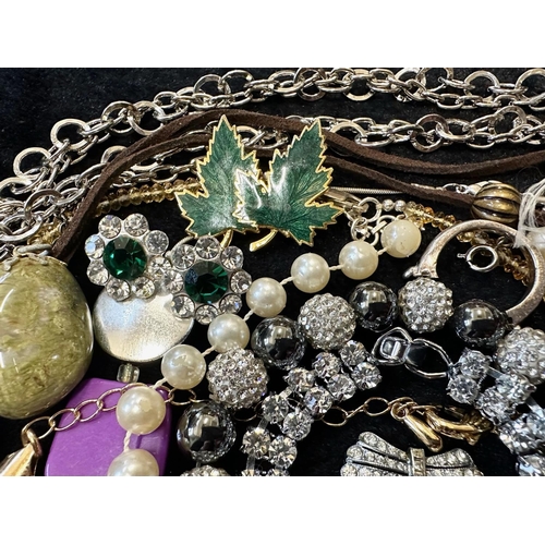 401 - Collection of Quality Vintage Costume Jewellery, comprising bangles, bracelets, chains, collars, bro... 