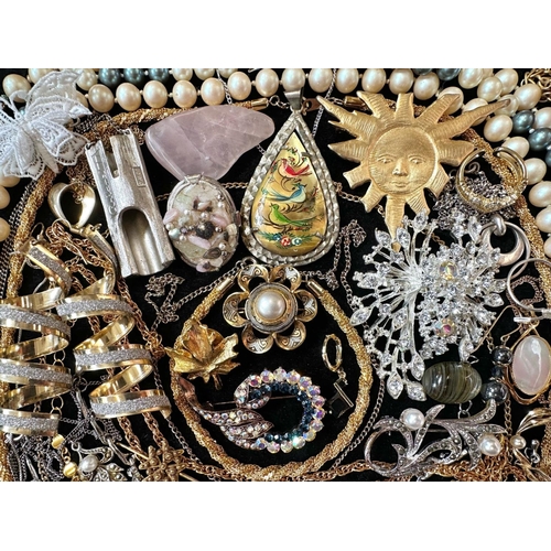 345 - A Collection of Vintage Costume Jewellery to include necklaces, pearls, brooches, gold tone necklace... 