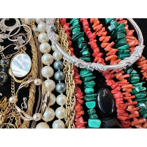 345 - A Collection of Vintage Costume Jewellery to include necklaces, pearls, brooches, gold tone necklace... 