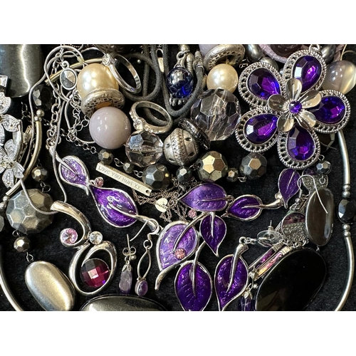 408 - A Collection of Vintage Costume Jewellery to include necklaces, pearls, brooches, gold tone necklace... 