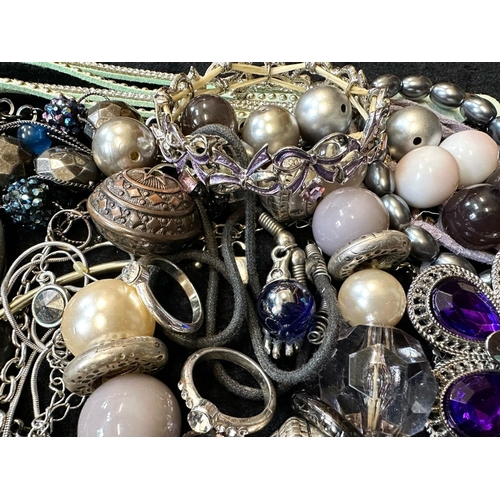 408 - A Collection of Vintage Costume Jewellery to include necklaces, pearls, brooches, gold tone necklace... 