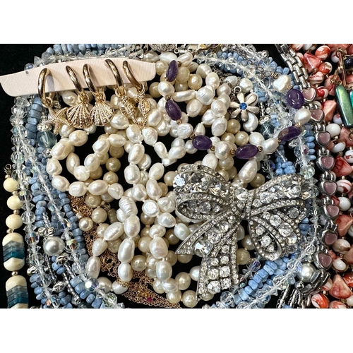 409 - A Collection of Vintage Costume Jewellery to include necklaces, pearls, brooches, gold tone necklace... 