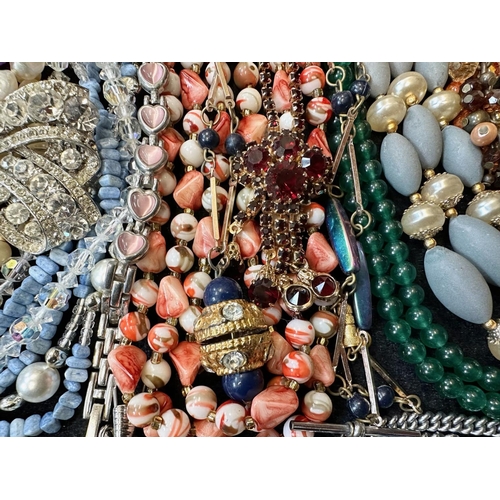 409 - A Collection of Vintage Costume Jewellery to include necklaces, pearls, brooches, gold tone necklace... 