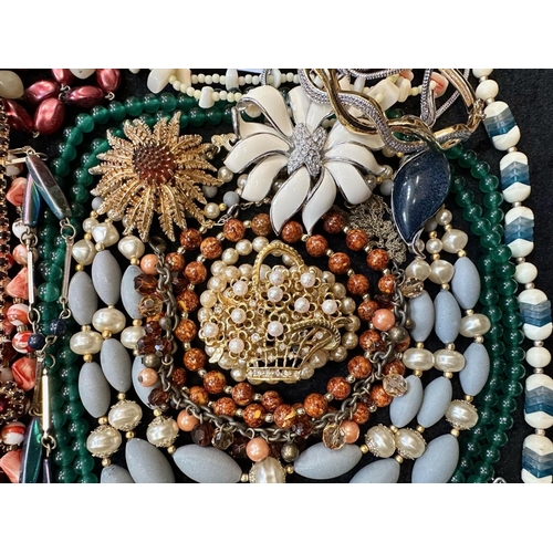 409 - A Collection of Vintage Costume Jewellery to include necklaces, pearls, brooches, gold tone necklace... 