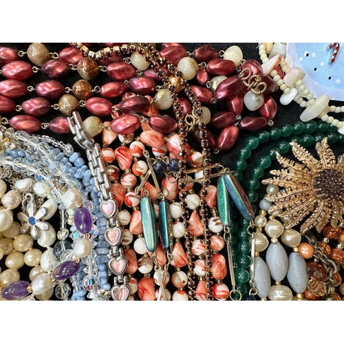 409 - A Collection of Vintage Costume Jewellery to include necklaces, pearls, brooches, gold tone necklace... 