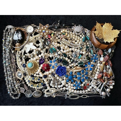 411 - A Collection of Vintage Costume Jewellery to include necklaces, pearls, brooches, gold tone necklace... 