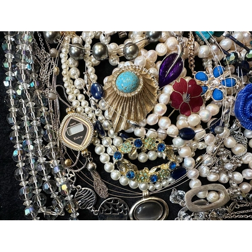 411 - A Collection of Vintage Costume Jewellery to include necklaces, pearls, brooches, gold tone necklace... 