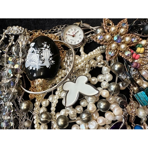 411 - A Collection of Vintage Costume Jewellery to include necklaces, pearls, brooches, gold tone necklace... 