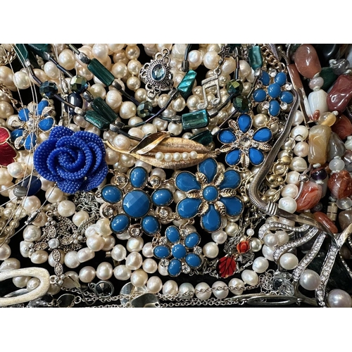 411 - A Collection of Vintage Costume Jewellery to include necklaces, pearls, brooches, gold tone necklace... 