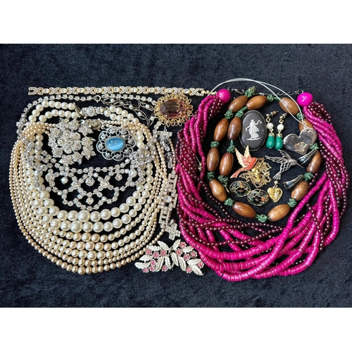 412 - A Collection of Vintage Costume Jewellery to include necklaces, pearls, brooches, gold tone necklace... 