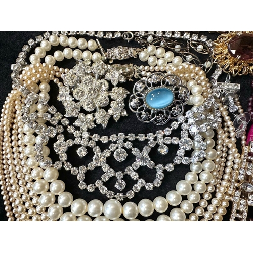 412 - A Collection of Vintage Costume Jewellery to include necklaces, pearls, brooches, gold tone necklace... 