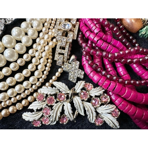 412 - A Collection of Vintage Costume Jewellery to include necklaces, pearls, brooches, gold tone necklace... 