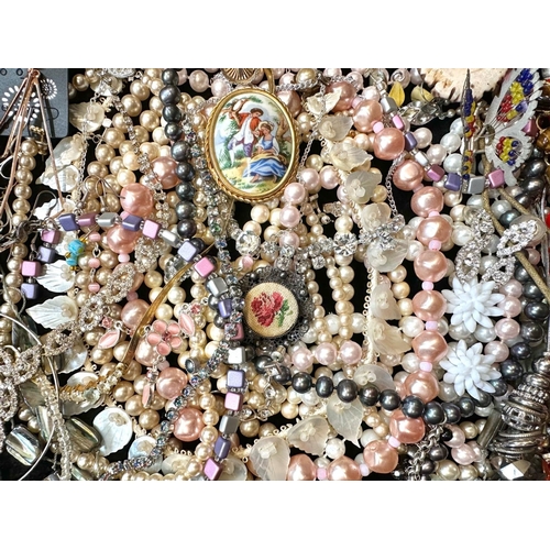 417 - Collection of Quality Costume Jewellery, comprising beads, pearls, crystal set necklaces, shell neck... 