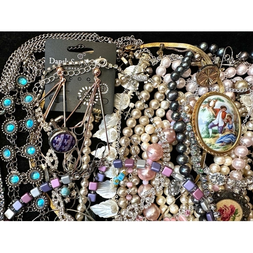 417 - Collection of Quality Costume Jewellery, comprising beads, pearls, crystal set necklaces, shell neck... 