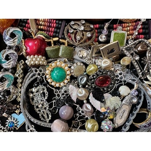 418 - Collection of Quality Costume Jewellery, comprising bangles, bracelets, collar, brooches, pendants, ... 