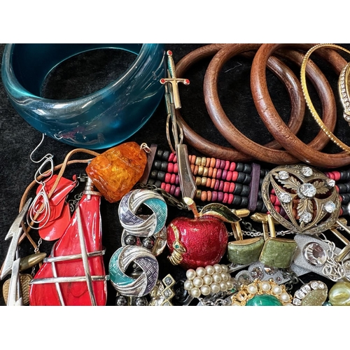 418 - Collection of Quality Costume Jewellery, comprising bangles, bracelets, collar, brooches, pendants, ... 