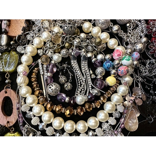 432 - Box of Quality Costume Jewellery, comprising chains, brooches, pendants, bracelets, bangles, beads, ... 