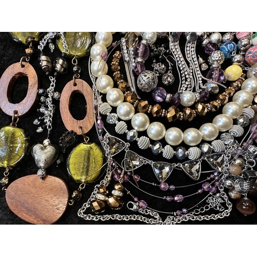 432 - Box of Quality Costume Jewellery, comprising chains, brooches, pendants, bracelets, bangles, beads, ... 