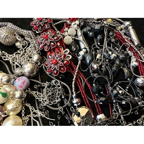 432 - Box of Quality Costume Jewellery, comprising chains, brooches, pendants, bracelets, bangles, beads, ... 