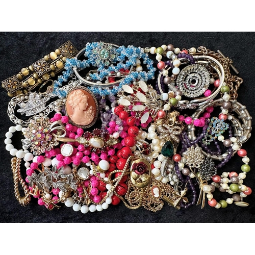 435 - Box of Quality Costume Jewellery, comprising chains, beads, brooches, pendants, bracelets, bangles, ... 