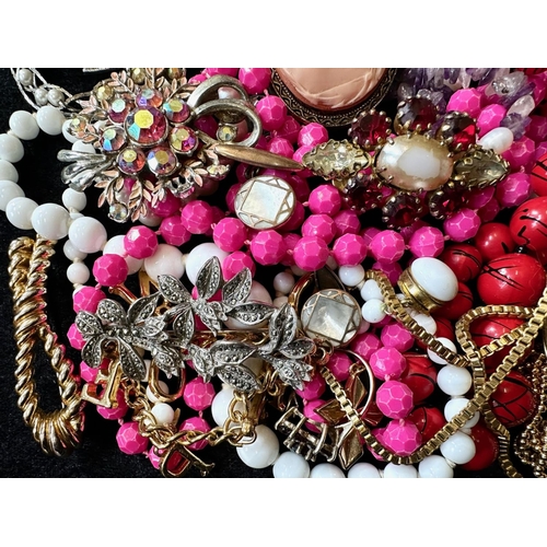 435 - Box of Quality Costume Jewellery, comprising chains, beads, brooches, pendants, bracelets, bangles, ... 