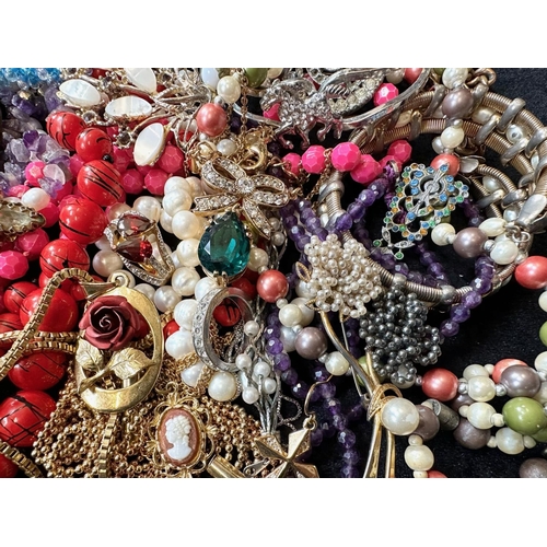 435 - Box of Quality Costume Jewellery, comprising chains, beads, brooches, pendants, bracelets, bangles, ... 