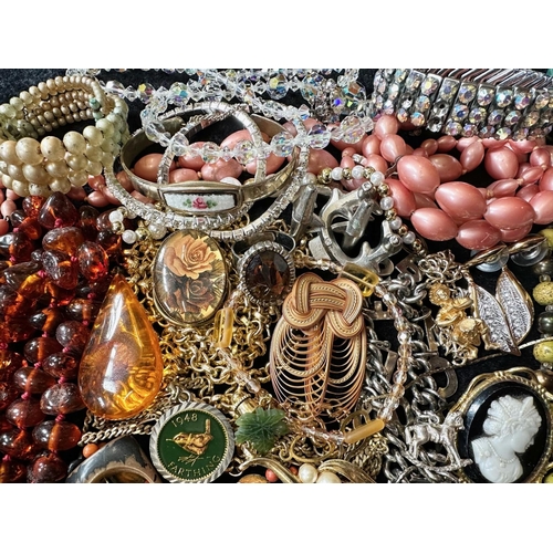 450 - Box of Quality Costume Jewellery, comprising chains, beads, brooches, pendants, bracelets, bangles, ... 