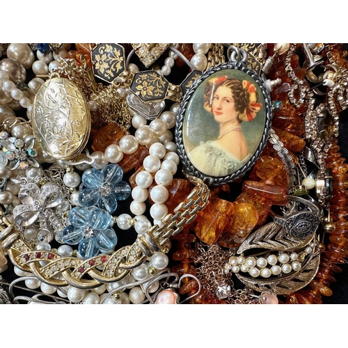 451 - Box of Quality Costume Jewellery, comprising mainly chains, beads and bangles includes some Baltic a... 