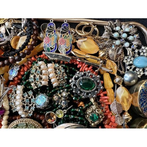 452 - Box of Quality Costume Jewellery, comprising chains, beads, brooches, pendants, bracelets, bangles, ... 