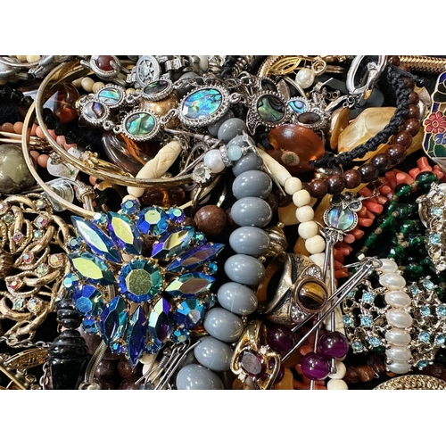 452 - Box of Quality Costume Jewellery, comprising chains, beads, brooches, pendants, bracelets, bangles, ... 