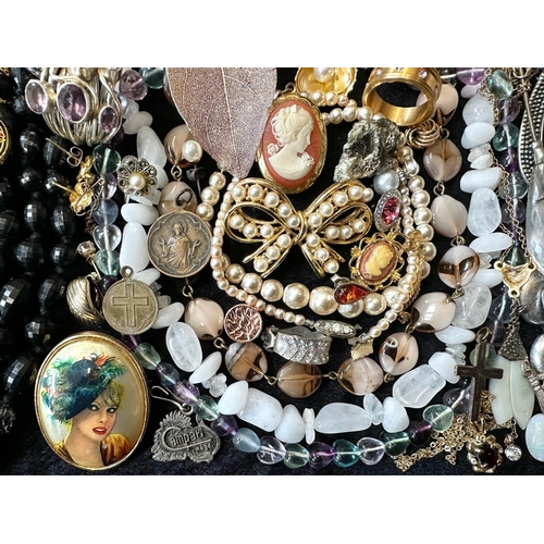 453 - Box of Quality Costume Jewellery, comprising chains, beads, brooches, pendants, bracelets, bangles, ... 