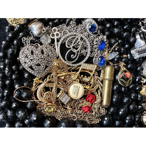 453 - Box of Quality Costume Jewellery, comprising chains, beads, brooches, pendants, bracelets, bangles, ... 