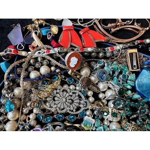 473 - Collection of Vintage Costume Jewellery, comprising beads, earrings,  necklaces, brooches, bracelets... 