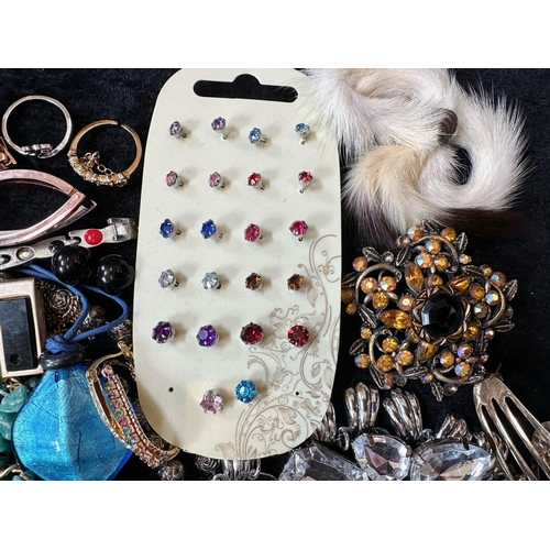 473 - Collection of Vintage Costume Jewellery, comprising beads, earrings,  necklaces, brooches, bracelets... 