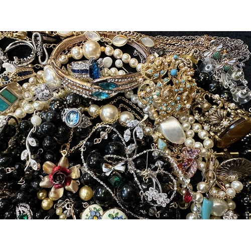 474 - Collection of Costume Jewellery, comprising beads, pearls, crystal necklaces, brooches, bracelets, b... 